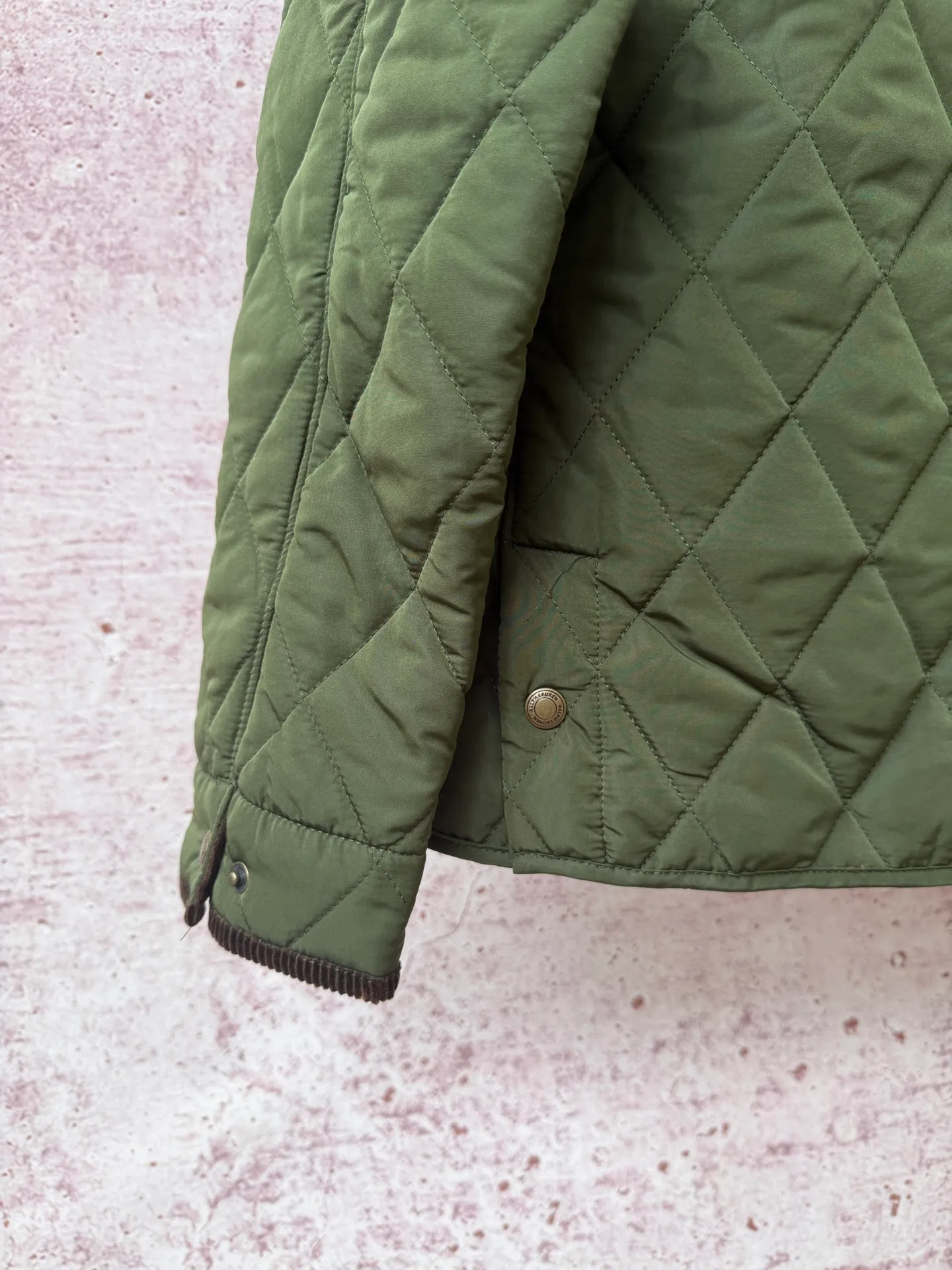 P430 Raff's new rhombus plaid workwear cotton jacket, customized hardware accessories, fine workmanship inside and outside to maintain the original details, simple version, old money style, casual matching, workmanship details restored, diamond grid stitching inside and outside fixed, collar and cuffs with corduroy to add matching attributes, shoulder chapters highlight the brand tonality, hem slit snap design is more matching attributes, full of details
